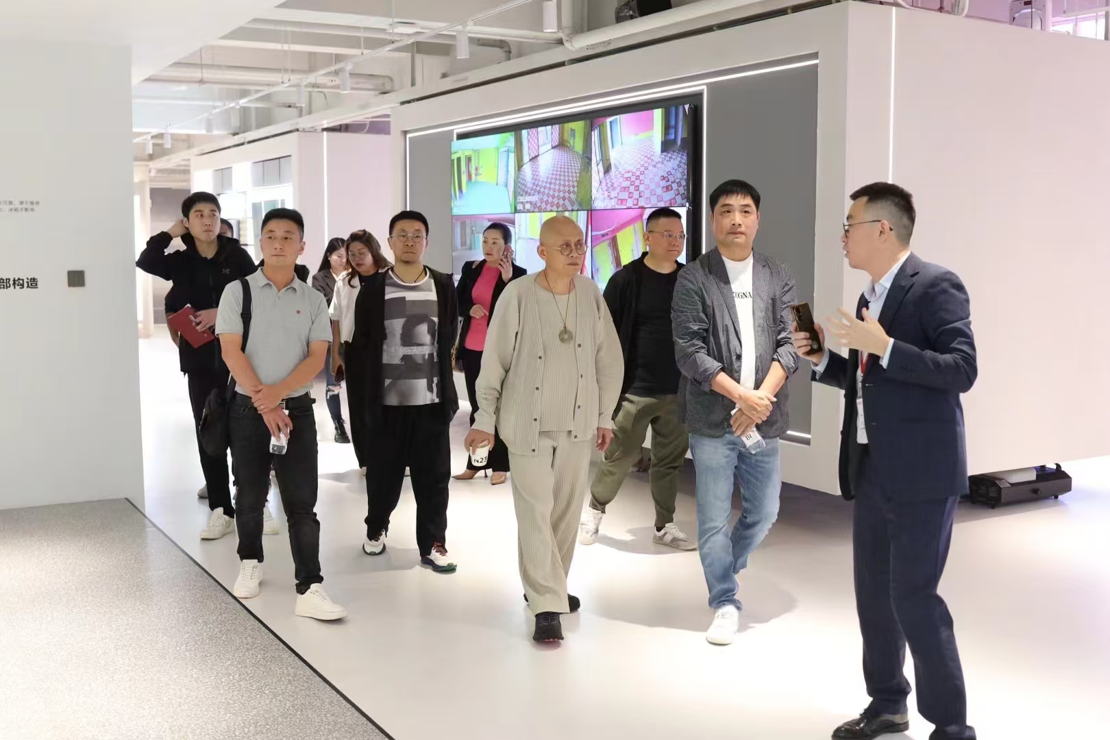 多元交流 共话增长丨谈球吧体育官网入口地板总裁倪月忠一行到访重庆兄弟装饰参观交流